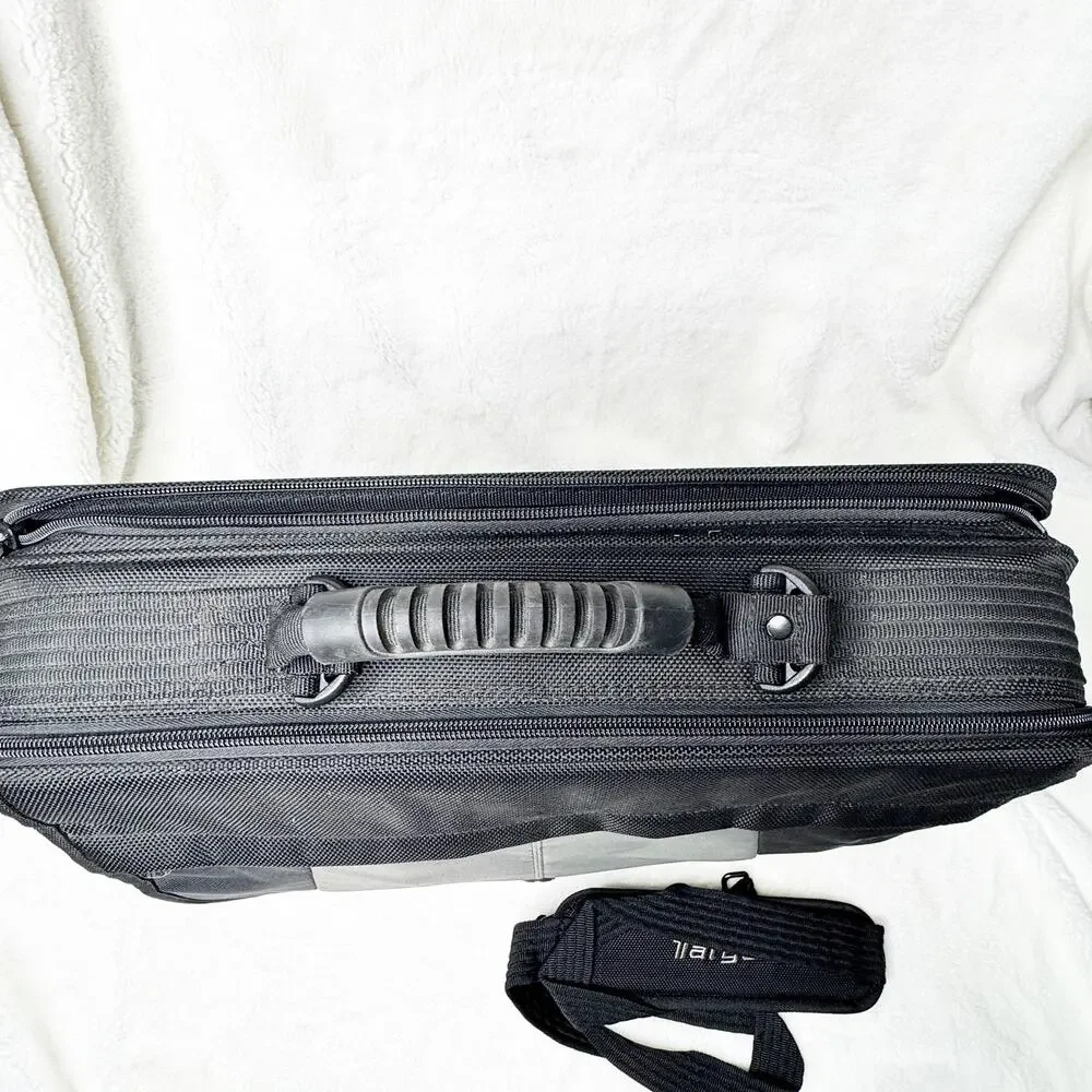 TARGUS Laptop Deluxe Carrying Case Black Gray Padded Travel Bag